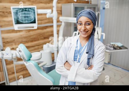 Portrait à la taille de la jeune femme musulmane comme dentiste de femme dans la clinique dentaire moderne regardant la caméra, l'espace de copie Banque D'Images