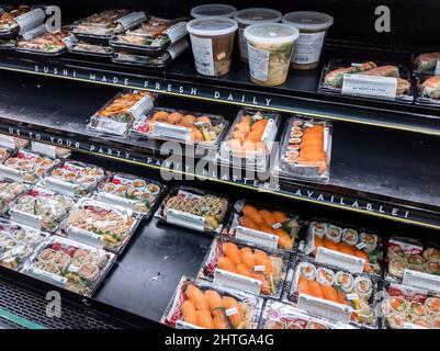 Kirkland, WA États-Unis - vers février 2022 : la vue inclinée des sushis préemballés varie à l'intérieur de la section des aliments préparés du marché Whole Foods Banque D'Images