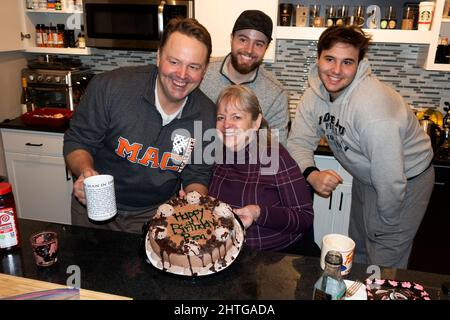 Famille de trois générations célébrant l'anniversaire de Ben avec un gâteau Dairy Queen. St Paul Minnesota MN États-Unis Banque D'Images