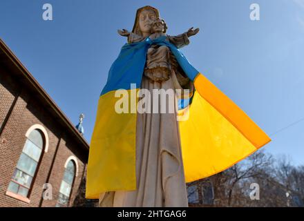 Pittston, États-Unis. 28th févr. 2022. Le drapeau de l'Ukraine a été attaché autour d'une statue de la Vierge Marie et de Jésus-Christ à l'extérieur de l'église Saint-Michel. Crédit : SOPA Images Limited/Alamy Live News Banque D'Images