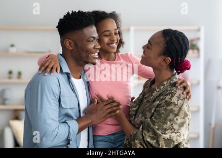 Bonne famille afro-américaine salutation mère soldat Banque D'Images