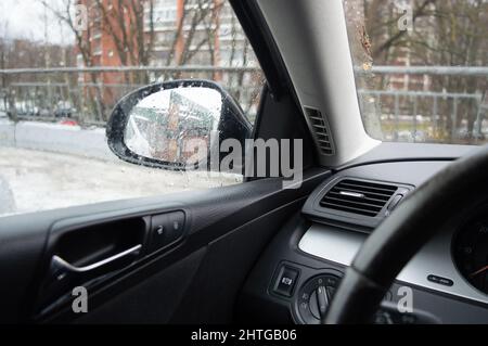 Vue par la fenêtre de la voiture par temps pluvieux. Vitre arrière Banque D'Images