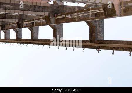 Un échafaudage semble s'évoler. Sous le ciel bleu, un échafaudage et un avion semblent danser Banque D'Images