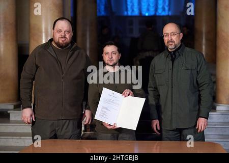 Kiev, Ukraine. 28th févr. 2022. Le président ukrainien Volodymyr Zelenskiy (C) avec le Premier ministre Denys Shmygal (R) et le président du Parlement Ruslan Stefanchuk après avoir signé une demande officielle pour que l'Ukraine rejoigne l'Union européenne, à Kiev, en Ukraine, le lundi 28 février 2022. Photo du Bureau du Président ukrainien/UPI crédit: UPI/Alay Live News Banque D'Images