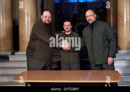 Kiev, Ukraine. 28th févr. 2022. Le président ukrainien Volodymyr Zelenskiy (C) avec le Premier ministre Denys Shmygal (R) et le président du Parlement Ruslan Stefanchuk après avoir signé une demande officielle pour que l'Ukraine rejoigne l'Union européenne, à Kiev, en Ukraine, le lundi 28 février 2022. Photo du Bureau du Président ukrainien/UPI crédit: UPI/Alay Live News Banque D'Images