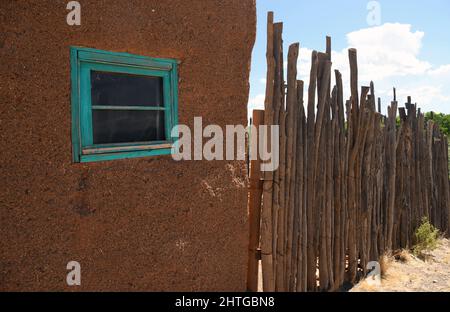 La fenêtre bleue. Ferme traditionnelle en Adobe du sud-ouest sur les rives de la rivière Rio Grande. Banque D'Images