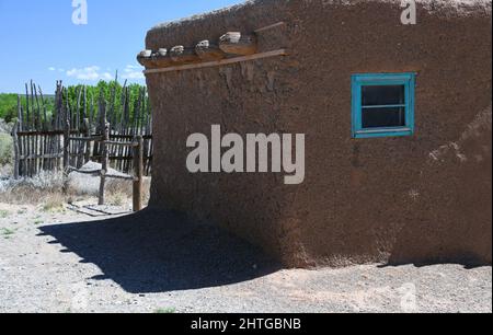 La fenêtre bleue. Ferme traditionnelle en Adobe du sud-ouest sur les rives de la rivière Rio Grande. Banque D'Images