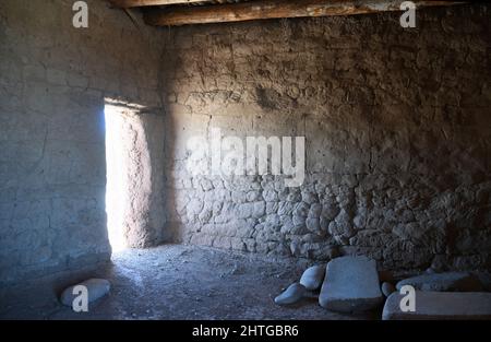 Adobe de 600 ans à l'abri des ruines de Kuaua Pueblo avec des pierres de broyage anciennes pour le maïs. Banque D'Images