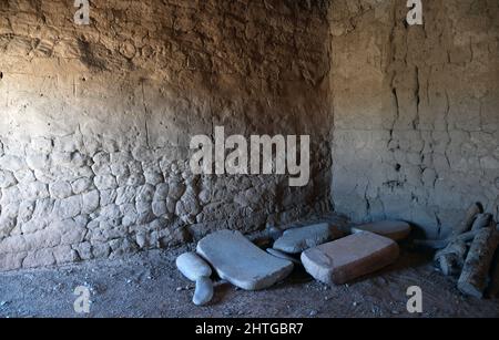 Adobe de 600 ans à l'abri des ruines de Kuaua Pueblo avec des pierres de broyage anciennes pour le maïs. Banque D'Images