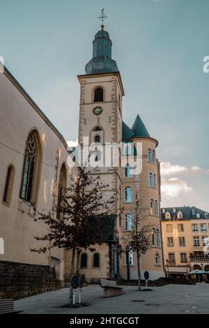 Un cliché vertical de l'église Saint-Michel, la plus ancienne église de la ville de Luxembourg Banque D'Images