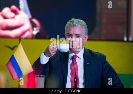 Le Président colombien Ivan Duque Marquez se prépare une tasse de café colombien lors de la cérémonie d'inauguration de la semaine de la sécurité des citoyens 'mana de Seguridad Ciudadana' 2022, à Bogota, en Colombie, où 26 pays participent du 28 février au 3 mars. Le 28 février 2022. Banque D'Images