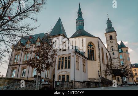 Photo à angle bas de la façade de l'église Saint-Michel, la plus ancienne église de la ville de Luxembourg Banque D'Images