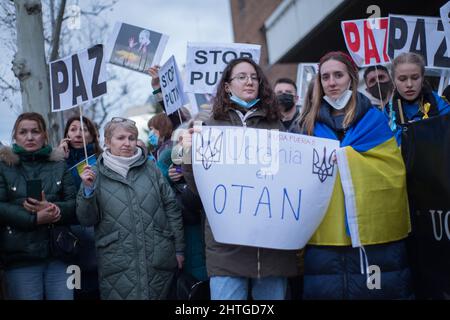 Madrid, Espagne. 25th févr. 2022. Des dizaines d'Ukrainiens protestent devant l'ambassade de Russie contre l'invasion russe. (Photo par Fer Capdepon Arroyo/Pacific Press/Sipa USA) crédit: SIPA USA/Alamy Live News Banque D'Images