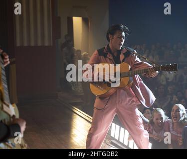 DATE DE SORTIE : le 24 juin 2022. TITRE : Elvis. STUDIO: Roadshow Entertainment. DIRECTEUR: Baz Luhrmann. TERRAIN : un regard sur la vie de la légendaire star du rock and roll, Elvis Presley. AVEC: AUSTIN BUTLER comme Elvis. (Image de crédit : © Roadshow Entertainment/Entertainment Pictures) Banque D'Images