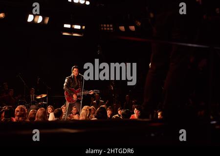 DATE DE SORTIE : le 24 juin 2022. TITRE : Elvis. STUDIO: Roadshow Entertainment. DIRECTEUR: Baz Luhrmann. TERRAIN : un regard sur la vie de la légendaire star du rock and roll, Elvis Presley. AVEC: AUSTIN BUTLER comme Elvis. (Image de crédit : © Roadshow Entertainment/Entertainment Pictures) Banque D'Images