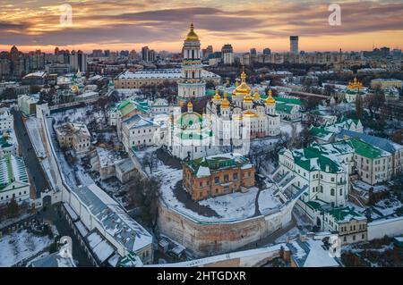 Ukraine, Kiev Kiev Monastère de Pechersk Lavra Église orthodoxe ukrainienne vue aérienne d'hiver Banque D'Images