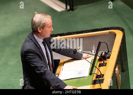 New York, NY - 28 février 2022: L'Ambassadeur de l'Union européenne Bjorn Olof Skoog s'exprime lors de la session d'urgence de l'Assemblée générale sur l'Ukraine au siège de l'ONU Banque D'Images