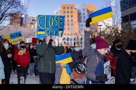 Vendredi. 25th févr. 2022. 28 février 2022, Massachusetts Institute of Technology, Cambridge, Massachusetts États-Unis : les manifestants marchaient pour soutenir l'Ukraine, lors d'une manifestation au Massachusetts Institute of Technology. MIT a rompu ses liens avec une université de recherche qu'elle a aidé à établir en Russie, citant l'invasion « inacceptable » du pays en Ukraine. L'université de Cambridge a déclaré qu'elle avait notifié à l'Institut Skolkovo des sciences et de la technologie de Moscou le vendredi 25 février 2022 qu'elle exerçait son droit de mettre fin au programme Skoltech du MIT. Credit: Keiko Hiromi/AFLO/Alay Live News Banque D'Images