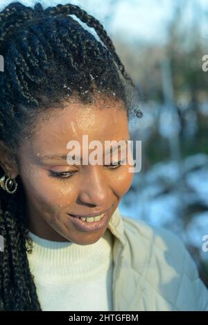 Portrait d'une femme afro-américaine attrayante en plein air Banque D'Images