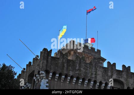 Cagnes-sur-Mer, France - 28 février 2022 : le drapeau ukrainien vole avec les drapeaux français et Cagnes-sur-Mer sur la Côte d'Azur comme signe de solidarité Banque D'Images