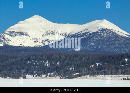 la chèvre de l'ouest et les crêtes de chèvre de l'est dans l'aire de répartition de l'anaconda au-dessus de la vallée du grand trou en hiver près de la sagesse, montana Banque D'Images