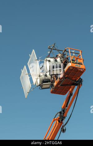 Georgetown, Texas USA - de grands projecteurs surélevés sur la flèche de grue mobile et utilisés pour éclairer la scène de film en plein air Banque D'Images