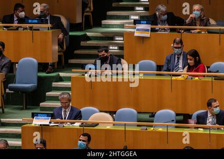 New York, États-Unis. 28th févr. 2022. Les délégations de la Roumanie et de l'Espagne ont vu une affiche en faveur de l'Ukraine lors de la session d'urgence de l'Assemblée générale sur l'Ukraine au Siège de l'ONU. Tous les membres de l'ONU discuteront de la situation en Ukraine après l'invasion de la Russie et voteront sur la résolution attendue plus tard dans la semaine. De nombreuses délégations mettent dans leur bureau des affiches à l'appui de l'Ukraine. (Photo de Lev Radin/Pacific Press) crédit: Pacific Press Media production Corp./Alay Live News Banque D'Images