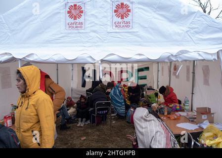 Przemysl, Varsovie, Pologne. 28th févr. 2022. Les réfugiés d'origine indienne attendent leurs amis dans une tente gérée par Caritas Pologne au point d'accueil le 28 février 2022 à Przemysl, Pologne. Selon le ministère de l'intérieur, plus de 320,000 personnes fuyant l'Ukraine déchirée par la guerre ont traversé la frontière avec la Pologne en février 28, et plus de 40,000 ont trouvé refuge et premiers secours dans les points de désorption. (Image de crédit : © Aleksander Kalka/ZUMA Press Wire) Banque D'Images