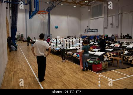 Przemysl, Varsovie, Pologne. 28th févr. 2022. Les enfants jouent au basket-ball dans un abri temporaire situé dans une salle de gym de l'école primaire le 28 février 2022 à Przemysl, en Pologne. Selon le ministère de l'intérieur, plus de 320,000 personnes fuyant l'Ukraine déchirée par la guerre ont traversé la frontière avec la Pologne en février 28, et plus de 40,000 ont trouvé refuge et premiers secours dans les points de désorption. (Image de crédit : © Aleksander Kalka/ZUMA Press Wire) Banque D'Images