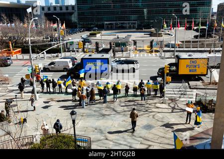 New York, NY, États-Unis. 28th févr. 2022. Les manifestants pro-ukrainiens font face aux Nations Unies de l'autre côté de la First Avenue, sous forme de panneaux lumineux indiquant des camions avec texte alterné entre le russe et l'anglais. Credit: Ed Lefkowicz/Alay Live News Banque D'Images