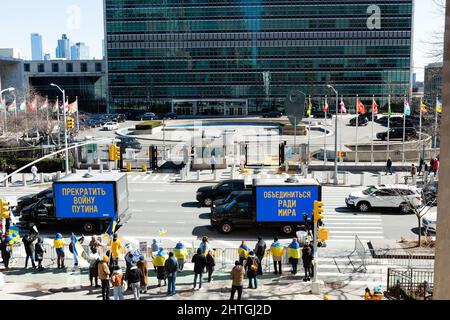 New York, NY, États-Unis. 28th févr. 2022. Les manifestants pro-ukrainiens font face aux Nations Unies de l'autre côté de la First Avenue, sous forme de panneaux lumineux indiquant des camions avec texte alterné entre le russe et l'anglais. New York, NY - 28 février 2022. Les manifestants pro-ukrainiens font face aux Nations Unies de l'autre côté de la First Avenue, sous forme de panneaux lumineux indiquant des camions avec texte alterné entre le russe et l'anglais. Ces textes, traduits en russe, se lisèrent comme suit : « Arrêtez la guerre de Poutine » et « Unite for the World ». Credit: Ed Lefkowicz/Alay Live News Banque D'Images