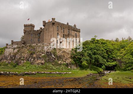 Château historique de Dunvegan, qui abrite les clans écossais de McLeod à Dunvegan, île de Skye, Écosse Banque D'Images