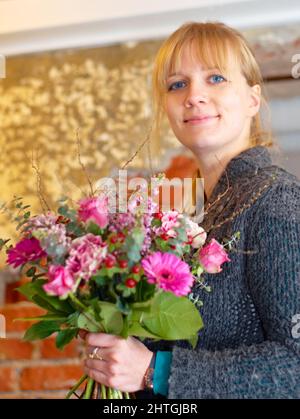 Pour égayer tous les jours. Portrait d'une jeune femme tenant un joli bouquet de fleurs. Banque D'Images