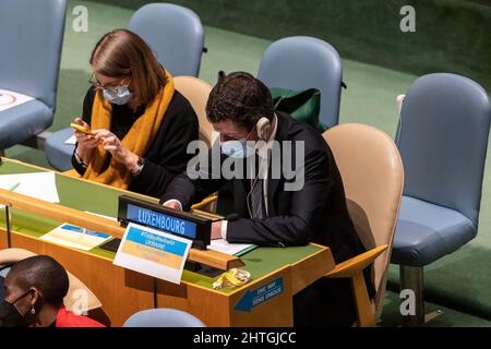 New York, New York, États-Unis. 28th févr. 2022. La délégation luxembourgeoise a vu avec une affiche en faveur de l'Ukraine lors de la session d'urgence de l'Assemblée générale sur l'Ukraine au Siège de l'ONU. Tous les membres de l'ONU discuteront de la situation en Ukraine après l'invasion de la Russie et voteront sur la résolution attendue plus tard dans la semaine. De nombreuses délégations mettent dans leur bureau des affiches à l'appui de l'Ukraine. (Credit image: © Lev Radin/Pacific Press via ZUMA Press Wire) Banque D'Images