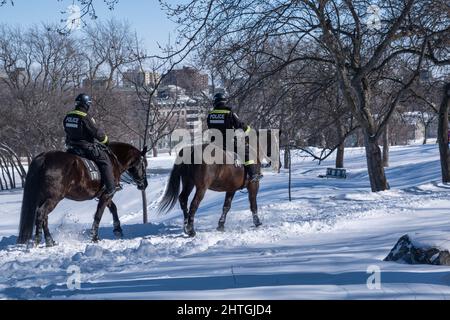 Montréal, CA - 26 février 2022 : patrouille d'agents de la police montée de la GRC sur le Mont-Royal Banque D'Images