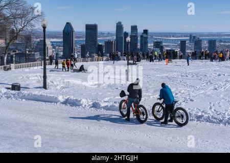 Montréal, Canada - le 26 février 2022 : Montréal Skyline et Kondiaronk belvedere en hiver. Banque D'Images