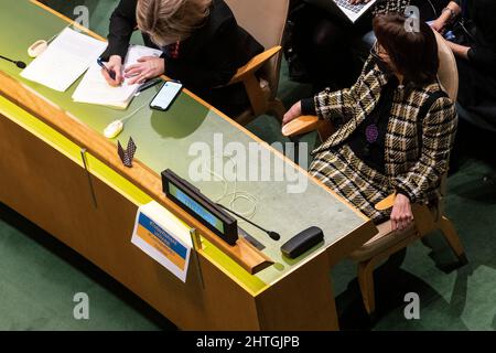 New York, New York, États-Unis. 28th févr. 2022. La délégation suisse a vu avec une affiche en faveur de l'Ukraine lors de la session d'urgence de l'Assemblée générale sur l'Ukraine au Siège de l'ONU. Tous les membres de l'ONU discuteront de la situation en Ukraine après l'invasion de la Russie et voteront sur la résolution attendue plus tard dans la semaine. De nombreuses délégations mettent dans leur bureau des affiches à l'appui de l'Ukraine. (Credit image: © Lev Radin/Pacific Press via ZUMA Press Wire) Banque D'Images