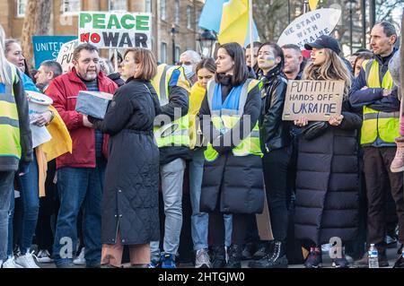 LONDRES, ANGLETERRE- 26 février 2022 : des manifestants prennent part à un rassemblement pour l'Ukraine devant Downing Street Banque D'Images