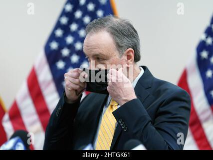 Clayton, États-Unis. 28th févr. 2022. L'exécutif du comté de St. Louis Sam page place un masque sur son visage après avoir annoncé que l'exigence de masque du comté a pris fin, à la suite d'une conférence de presse à Clayton, Missouri, le lundi 28 février 2022. Le département de santé publique du comté aura plutôt un avis qui encourage les masques. L'exigence relative au masque a été mise en place le 5 janvier 2022, mais le comté de St. Louis a encouragé l'utilisation du masque depuis le début de la pandémie. Photo par Bill Greenblatt/UPI crédit: UPI/Alay Live News Banque D'Images