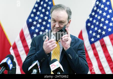 Clayton, États-Unis. 28th févr. 2022. Sam page exécutif du comté de St. Louis retire son masque pour annoncer que l'exigence de masque du comté a pris fin, avant une conférence de presse à Clayton, Missouri, le lundi 28 février 2022. Le département de santé publique du comté aura plutôt un avis qui encourage les masques. L'exigence relative au masque a été mise en place le 5 janvier 2022, mais le comté de St. Louis a encouragé l'utilisation du masque depuis le début de la pandémie. Photo par Bill Greenblatt/UPI crédit: UPI/Alay Live News Banque D'Images