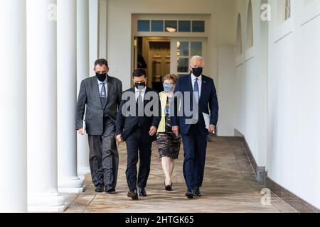 Washington, États-Unis d'Amérique. 01 septembre 2021. Le président américain Joe Biden marche avec le président ukrainien Volodymyr Zelenskyy et leurs interprètes le long de la Colonnade occidentale de la Maison Blanche, sur leur chemin vers la salle à manger de l'État pour une réunion bilatérale élargie, le 1 septembre 2021 à Washington, D.C. Credit: Adam Schultz/White House photo/Alay Live News Banque D'Images