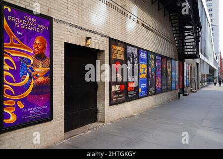 NEW YORK CITY, NY -20 FEB 2022- Affichage d'affiches pour les spectacles musicaux de Broadway dans la rue de New York City, Etats-Unis. Banque D'Images