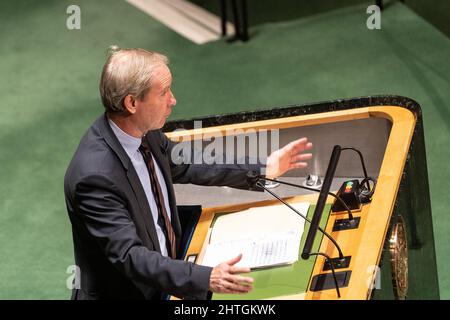 New York, New York, États-Unis. 28th févr. 2022. M. Bjorn Olof Skoog, Ambassadeur de l'Union européenne, prend la parole lors de la session d'urgence de l'Assemblée générale sur l'Ukraine au siège de l'ONU. Tous les membres de l'ONU discuteront de la situation en Ukraine après l'invasion de la Russie et voteront sur la résolution attendue plus tard dans la semaine. De nombreuses délégations mettent dans leur bureau des affiches à l'appui de l'Ukraine. (Credit image: © Lev Radin/Pacific Press via ZUMA Press Wire) Banque D'Images