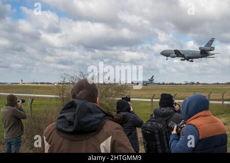 Les observateurs d'avions au champ d'air de Mildehall prennent des photos de McDonnell Douglas VC10 ExtendLanding après leur retour d'Europe centrale Banque D'Images