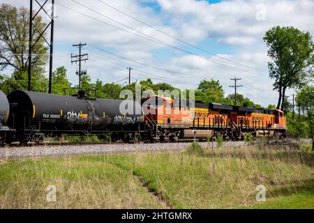 Les moteurs diesel BNSF tirent un train de chemin de fer avec des wagons-citernes à l'avant-garde. Minneapolis Minnesota MN États-Unis Banque D'Images