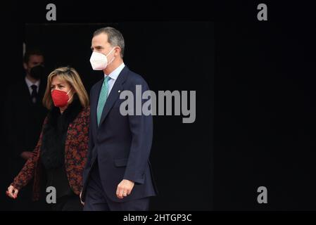 Le maire de l'Hospitalet de Llobregat, Nuria Marin accompagne le roi d'Espagne Felipe VI à la fin de la visite et l'inauguration du Mobile Word Congress 2022 à Hospitañet de Llobregat Barcelone.le GSMA Mobile World Congress, Qui se tient chaque année, rassemble les entreprises de télécommunications pionnières où elles présentent leurs derniers smartphones et appareils portables avec la nouvelle technologie 5G comme une nouveauté de cette édition. 150 pays participent avec un total de 1500 exposants à l'exception de l'invasion de l'Ukraine par la Russie, l'organisation a éliminé le pavillon russe. (Photo de Ramon Banque D'Images