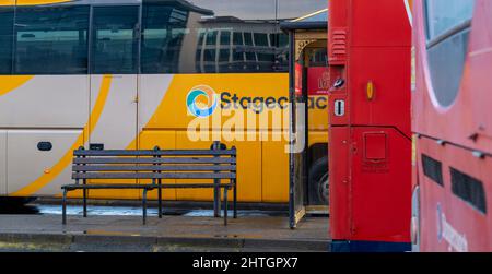 9 février 2022. Gare routière, Inverness, Highlands, Écosse. Il s'agit de 3 bus stationnés à la gare routière, mais pas de passagers. Banque D'Images