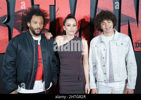 Madrid, Espagne. 28th févr. 2022. Marcelo Vieira, Clarice Alves et Enzo Alves Vieira assistent à la séance photo du film "The Batman" au Capitol Cinema de Madrid. Crédit : SOPA Images Limited/Alamy Live News Banque D'Images