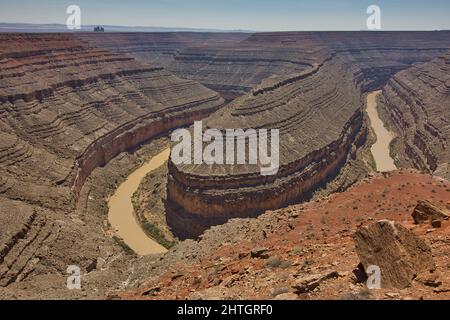 Vue panoramique sur la rivière San Juan dans le parc national de Gooseneck, Utah Banque D'Images