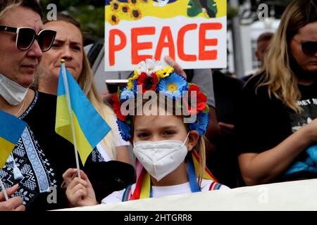 Espagne. 27th févr. 2022. Ce dimanche, un rassemblement a eu lieu contre l'invasion russe de l'Ukraine sur la Plaza de España à Santa Cruz de Tenerife, Espagne, le 27 février 2022. (Photo de Mercedes Menendez/Pacific Press/Sipa USA) crédit: SIPA USA/Alay Live News Banque D'Images